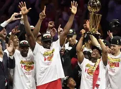 九游官网-欧冠赛程吃紧，金州勇士集结日回应争议，气氛紧张，阵容厚度经受考验(欧冠淘汰赛赛程表)